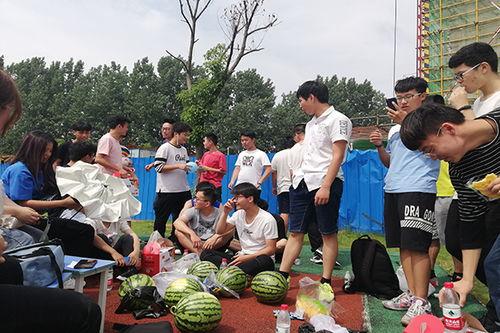 吃瓜活动图片大全,趣味横生的夏日消暑活动大盘点 第1张 吃瓜活动图片大全,趣味横生的夏日消暑活动大盘点 第1张