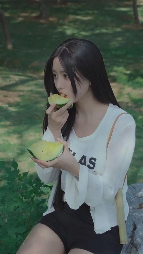 美妞吃瓜样子,笑料百出，一场视觉盛宴！  第2张